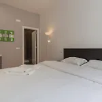 100 A - Central Lisbon Flat By Pink St.