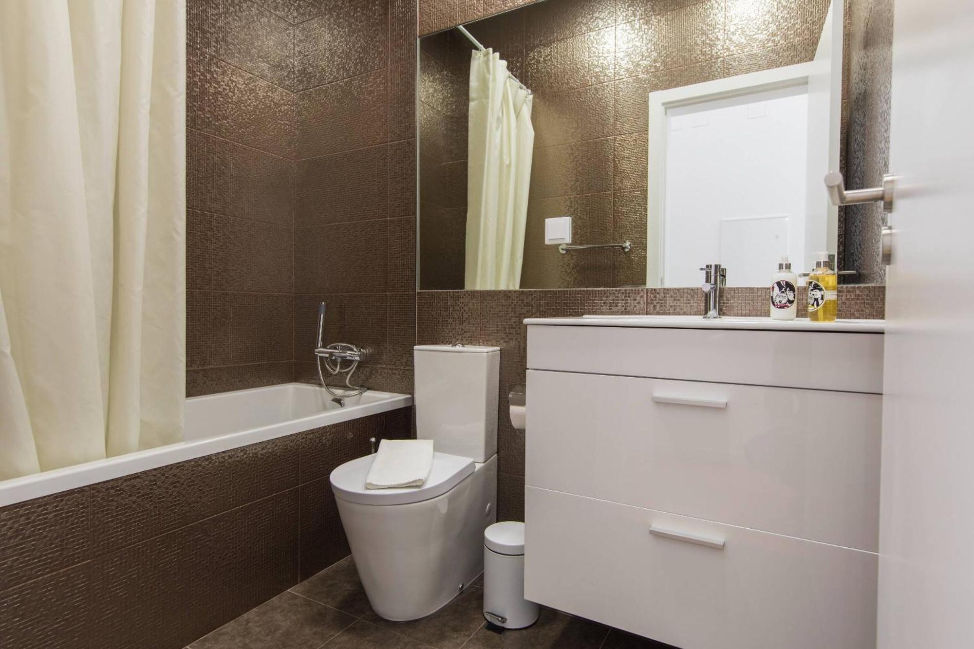 100 A - Flat By Pink St. *