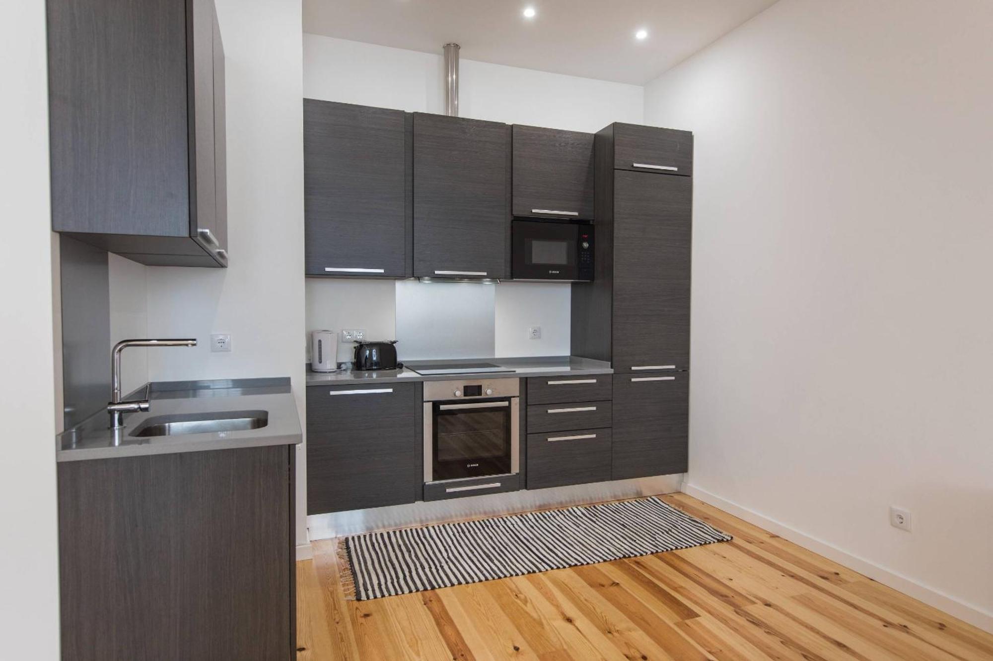 100 A - Flat By Pink St. *